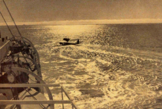 Deutsche Antarktisexpedition 1939 Das Flugzeug wird nach einem Vermessungsflug wieder eingeholt 1